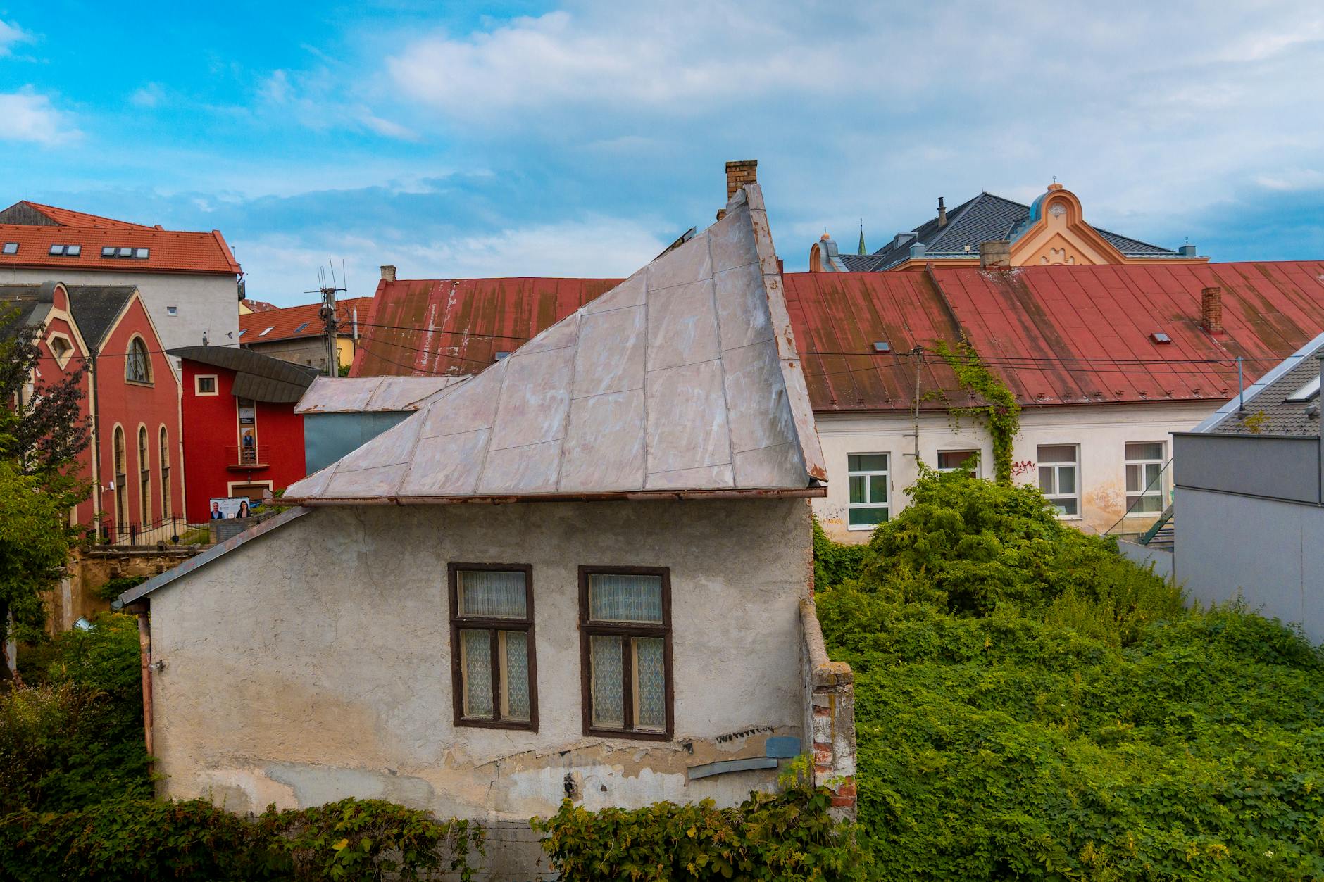 A tetőn dolgozó mesterek felelőssége: Milyen biztosítást követelj meg a tetőfedőtől, ha baj történik a munkálatok alatt?